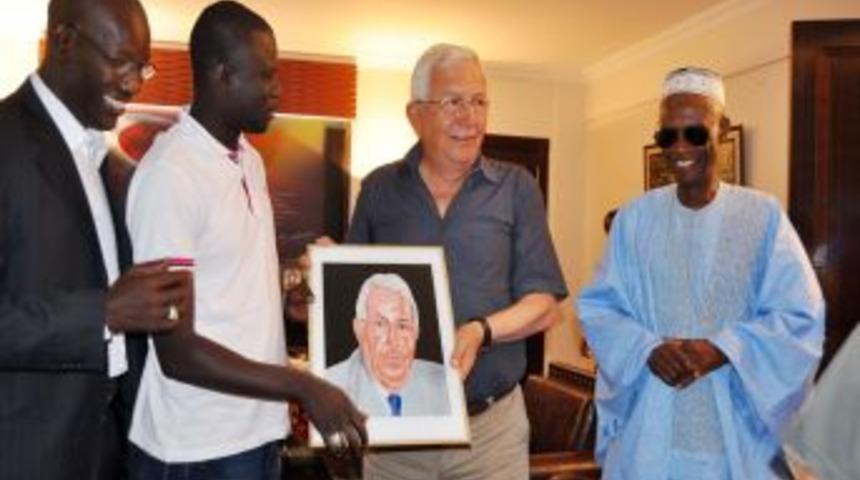 CHP'li Belediye Başkanı, Milletvekili Olmak I&ccedil;in Senegalli Heyetten Dua Istedi