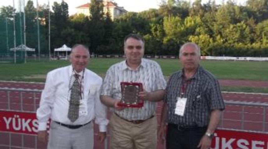 Atletizm Federasyonu`ndan Ulaş Belediyesine Plaket