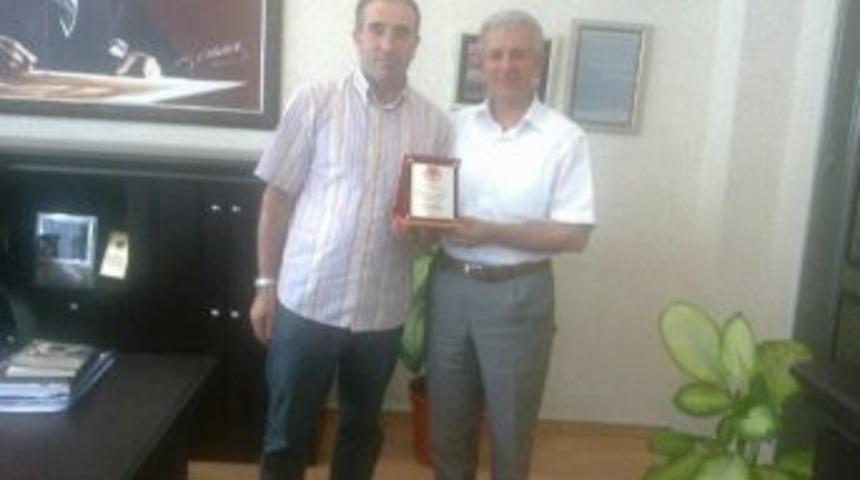 &Ccedil;imder`den M&uuml;d&uuml;r Bağlar`a Teşekk&uuml;r Plaketi