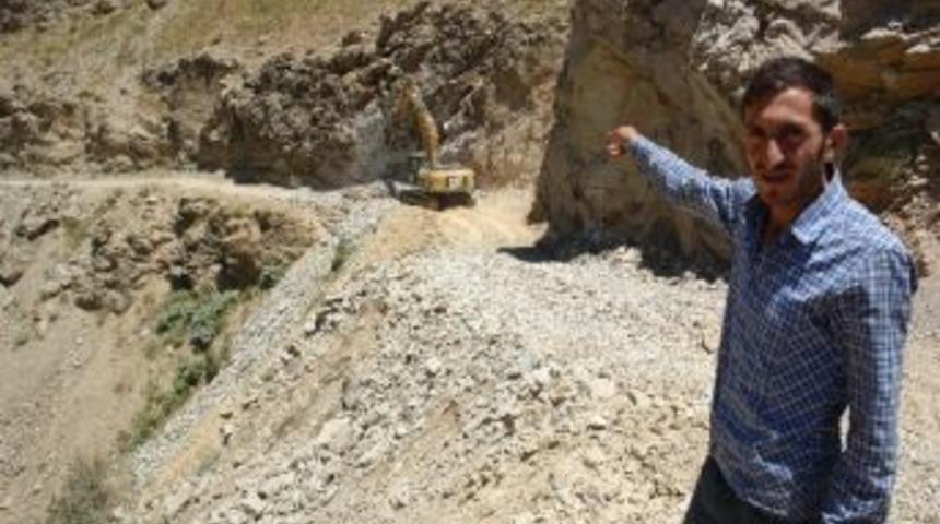 İran Sınırında Yol Genişletme &Ccedil;alışması