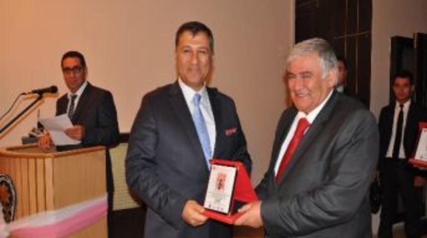 İl Emniyet M&uuml;d&uuml;r&uuml; Yıldız&rsquo;dan, Etb Başkanı Hınıslıoğlu&rsquo;na Teşekk&uuml;r Plaketi&hellip;