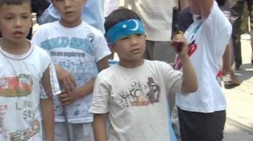 Kendilerini Zincirleyen Eylemciler, &Ccedil;ocuklara Oyuncak Silah Verdi