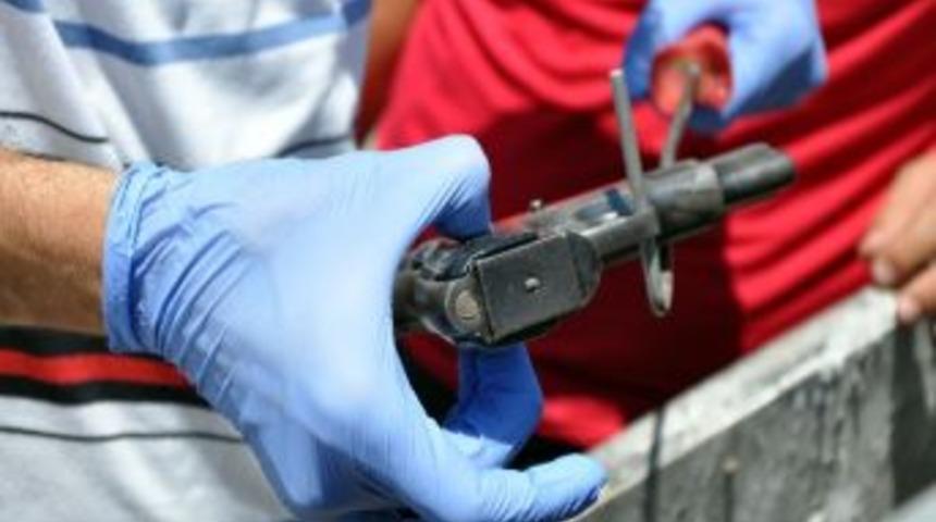 &Ccedil;&ouml;p Konteynerinden Dolu Tabanca &Ccedil;ıktı