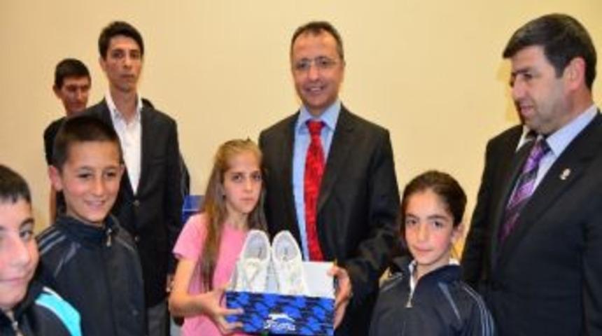 Kaymakam &Ccedil;elik&rsquo;ten Minik Atletlere Ayakkabı Yardımı