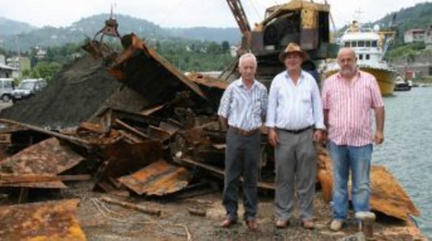 Beşikd&uuml;z&uuml; Limanı&rsquo;ndaki Batık Kum Gemisi Par&ccedil;alanarak &Ccedil;ıkartılıyor