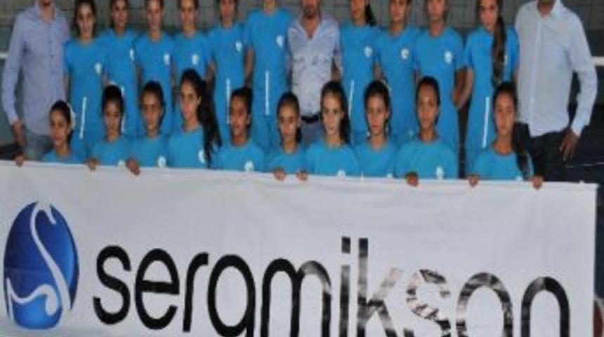 Seramiksan Voleybol Takımı Altyapı Antren&ouml;rlerine İmza Attırdı