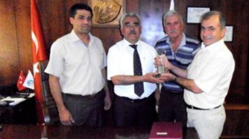 TEDAŞ İl M&uuml;d&uuml;r&uuml;ne plaket