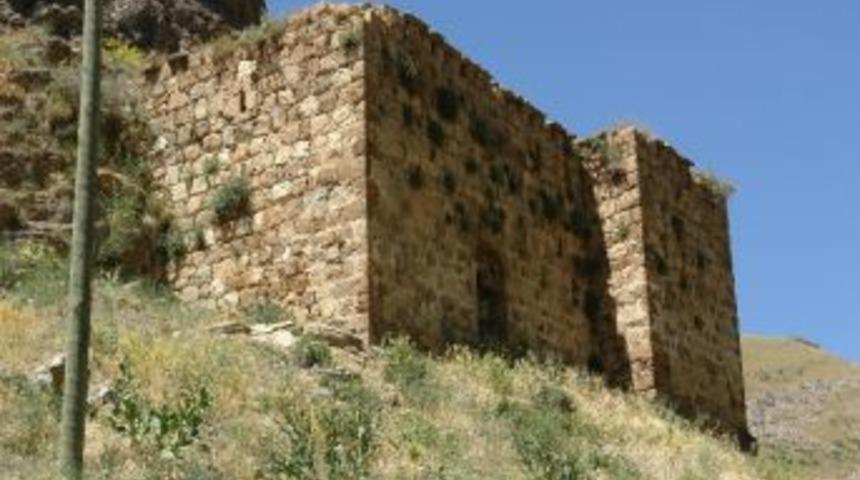 Tarihi Kilise Restore Edilmeyi Bekliyor