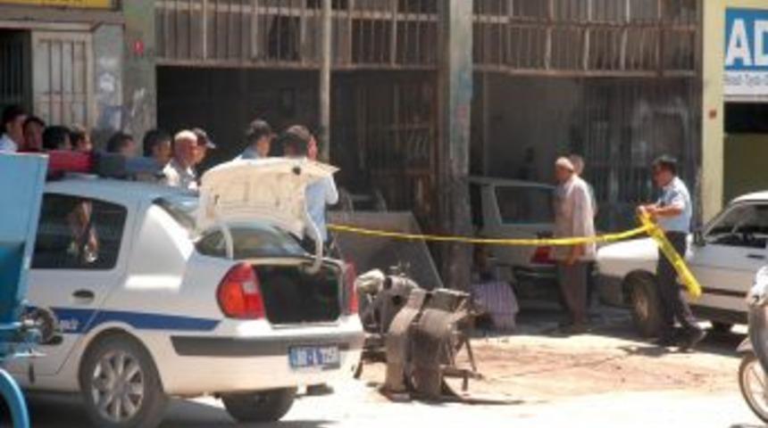 Tamir Etmeye &Ccedil;alıştğı Kep&ccedil;e Kovasının Altında Kalan Iş&ccedil;i &Ouml;ld&uuml;