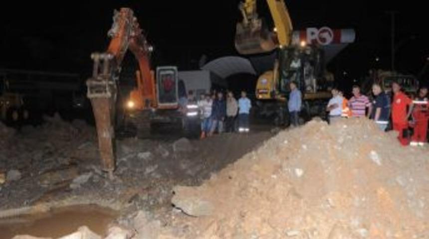 Su Taşkınlarına Belediye Ekipleri Anında M&uuml;dahale Etti