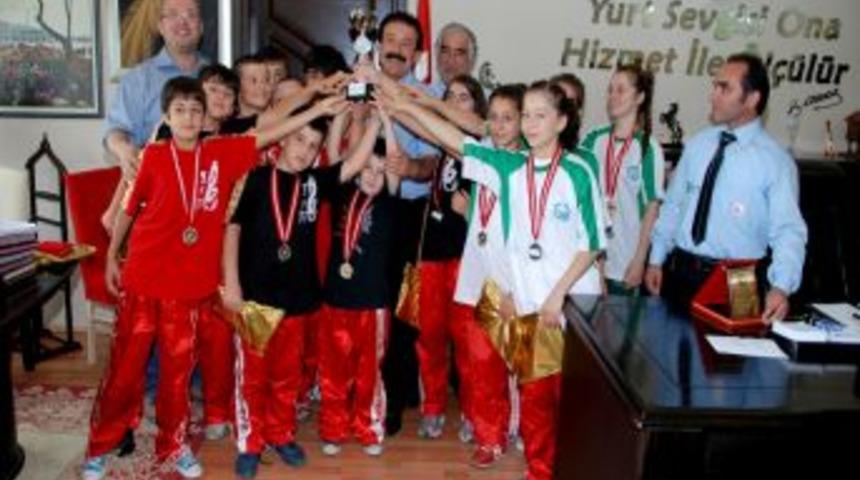 B&ouml;lge Şampiyonlarından Arpacıoğlu'na Ziyaret