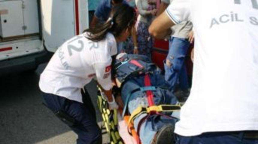 Kemalpaşa&rsquo;da Trafik Kazası: 3 Yaralı