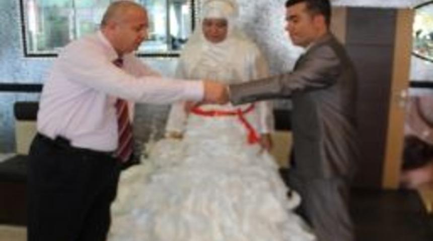 Yazıcıoğlu&rsquo;ndan Filipinli Geline Kolye Jesti