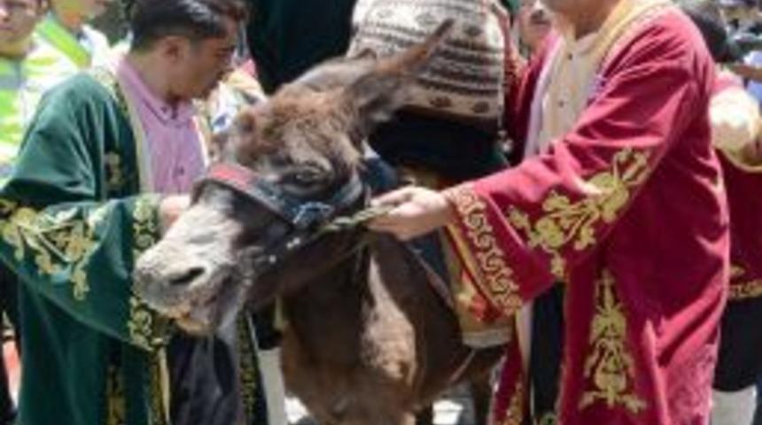 Temsili Nasreddin Hoca, D&uuml;nyaya Barış &Ccedil;ağrısında Bulundu