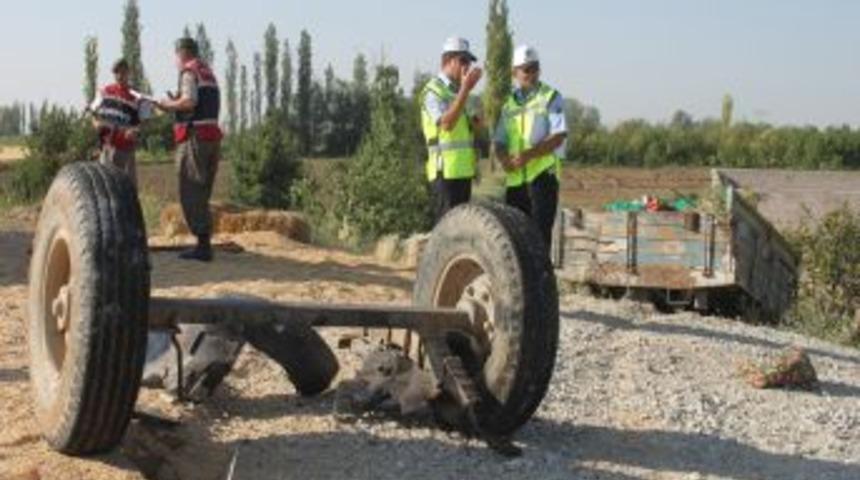 Kamyonet Trakt&ouml;re &Ccedil;arptı: 1 &Ouml;l&uuml;