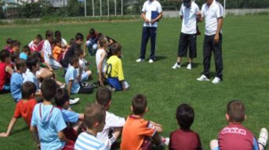 Spor Ve Kitap I&ccedil; I&ccedil;e Sloganıyla Yaz Futbol Okulu A&ccedil;ıldı