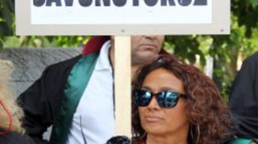 Avukatlar Sloganlar Atarak Y&uuml;r&uuml;d&uuml;