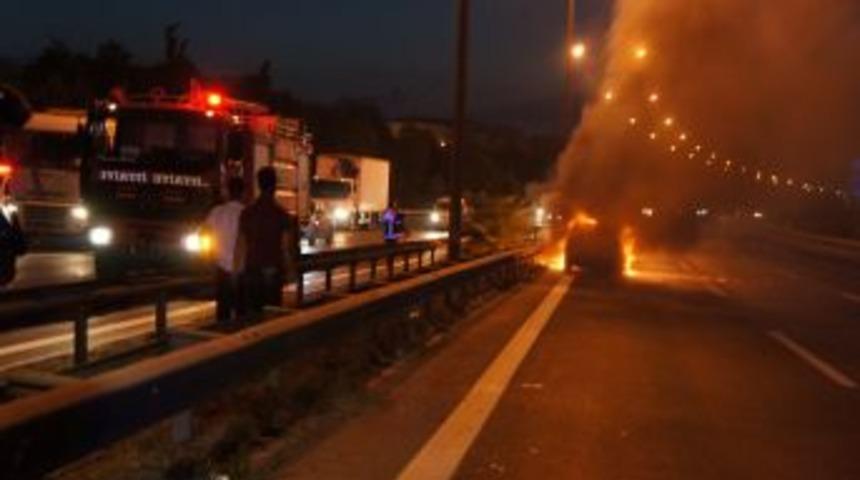 Alev Alev Yanan Aracı &Ccedil;aresizlikle Izlediler