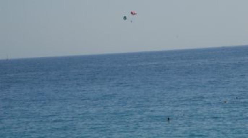 Bayan Paraş&uuml;t&ccedil;&uuml; Kara Yerine Denize İndi