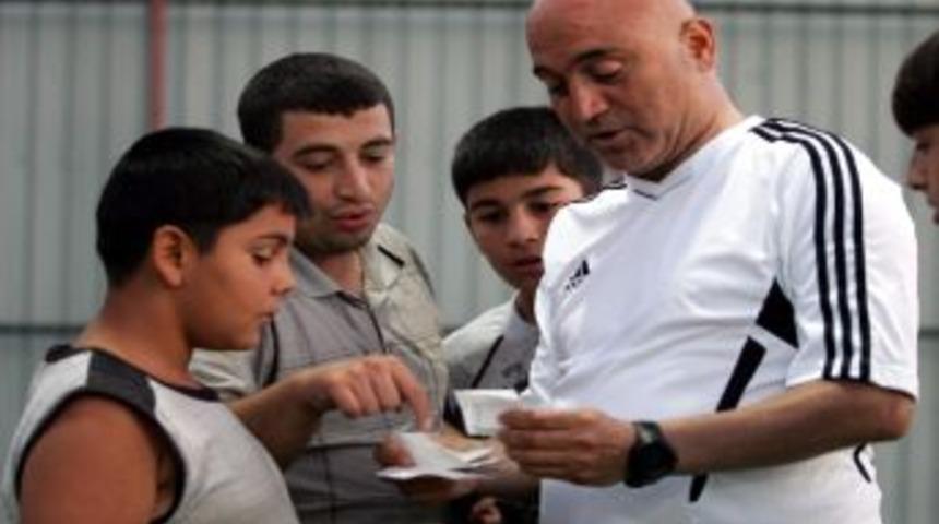 Fişleri G&ouml;steren Minik Taraftar Hikmet Karaman'dan Transfer İstedi