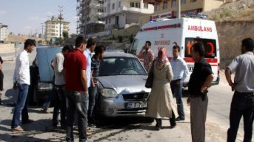 Gaziantep&rsquo;te 2 Otomobil &Ccedil;arpıştı: 2 Yaralı