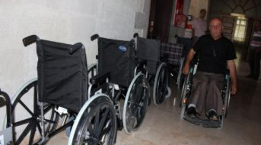 Bedensel Engellilere Tekerlekli Sandalye