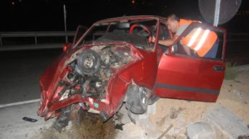 Otomobil &Ouml;nce Kamyona, Ardından Bariyerlere &Ccedil;arptı: 3 Yaralı