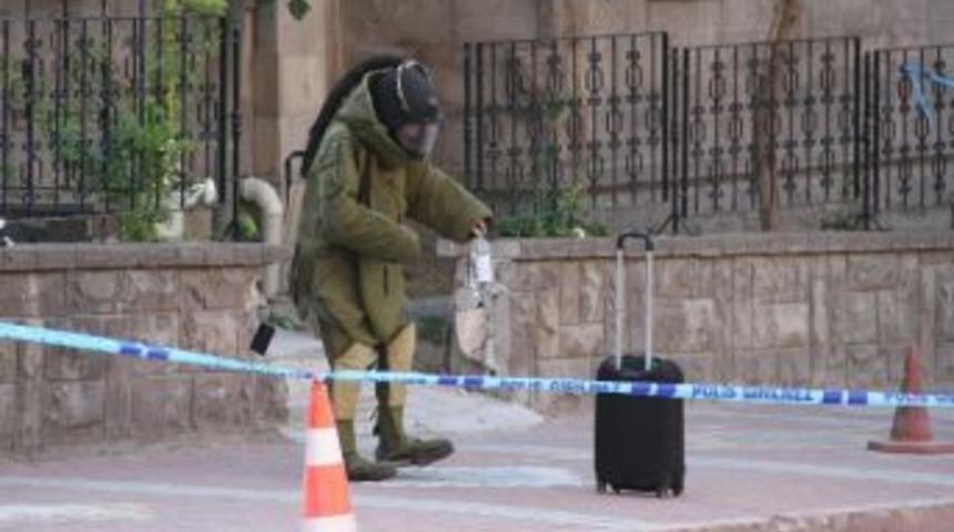 Kaldırımda Unutulan Valiz Polisi Alarma Ge&ccedil;irdi