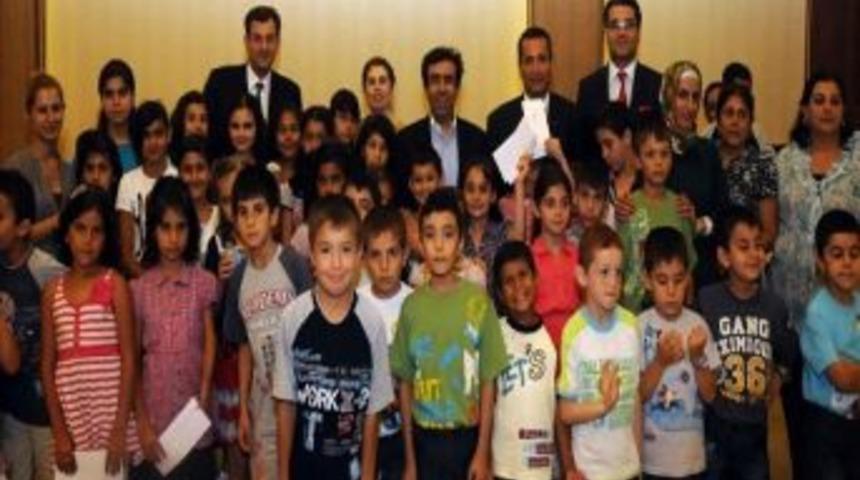 Vali G&uuml;zeloğlu&rsquo;ndan Başarılı Yuva &Ccedil;ocuklarına Hediye