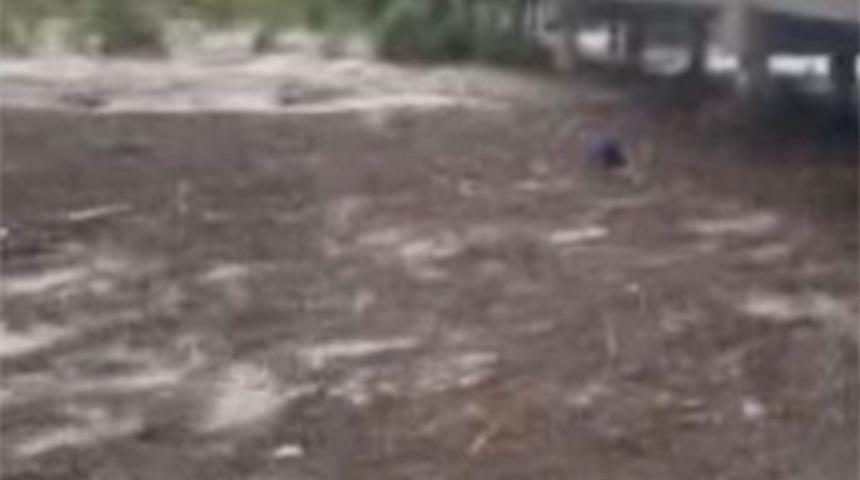 Ayancık'ta selin geliş anı kamerada