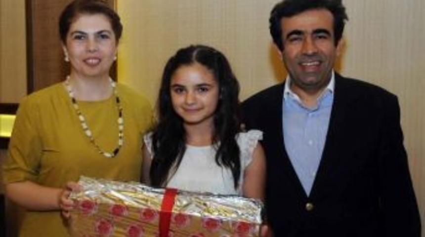 Başarılı Yuva &Ccedil;ocukları &Ouml;d&uuml;llerini Aldı