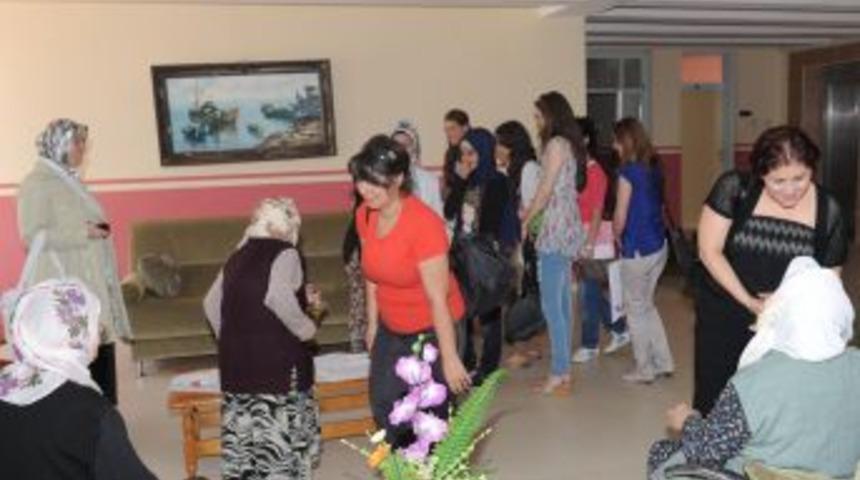 Kursiyerler Yaşlıların Sa&ccedil; Ve Cilt Bakımını Yaptı