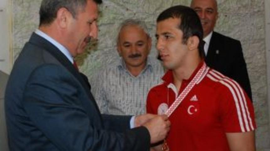 Şampiyon G&uuml;reş&ccedil;iye &Ouml;d&uuml;l