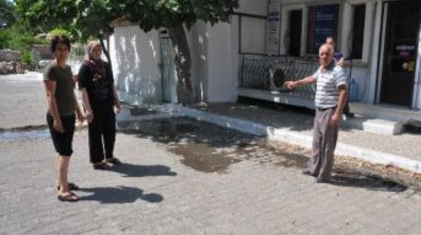 Turistik Fo&ccedil;a'nın Sokaklarına Lağım Akıyor