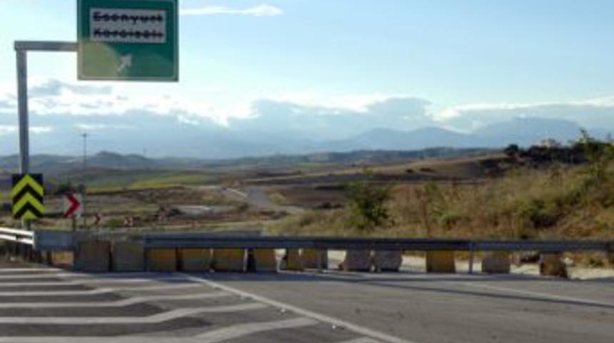 Karayolları yaptığı yolu kapattı
