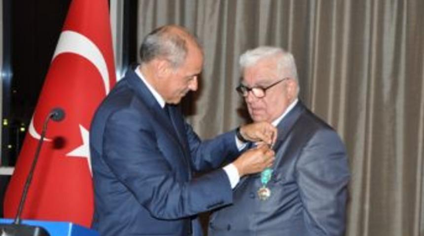 Nuri Sabuncu'ya b&uuml;y&uuml;k onur