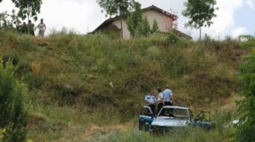 Otomobil 15 Metre Y&uuml;ksekten Şarampole U&ccedil;tu: 2 Yaralı