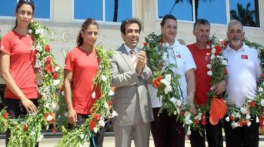 Nevin Yanıt&rsquo;a Mersin&rsquo;de &Ccedil;oşkulu Karşılama