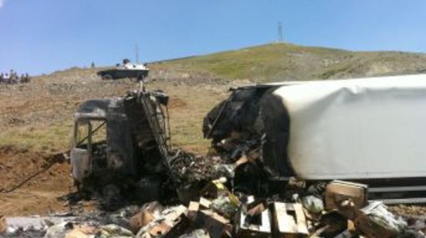 PKK'lı Ter&ouml;ristler Tend&uuml;rek'te 11 TIR'ı Ateşe Verdi, Iki Vatandaşı Ka&ccedil;ırdı