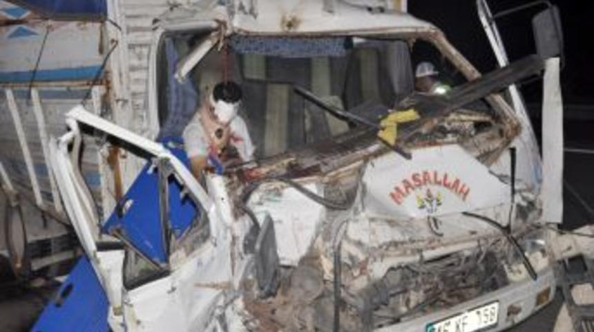 Osmaniye'de Kamyonet TIR'a Arkadan &Ccedil;arptı: 1 &Ouml;l&uuml;, 1 Yaralı