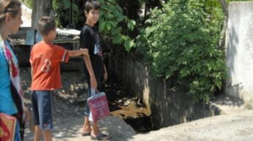 Elektrik Borcu Y&uuml;z&uuml;nden Arıtma Durunca Kanalizasyonlar G&ouml;le Akmaya Başladı