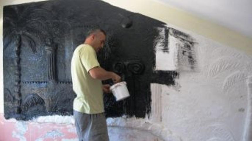 G&ouml;n&uuml;ll&uuml; &Ouml;ğretmen Yaz Tatilinde Okul Boyuyor