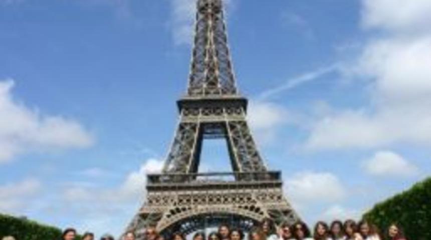 Avrupa&rsquo;da Zeybek Esintisi