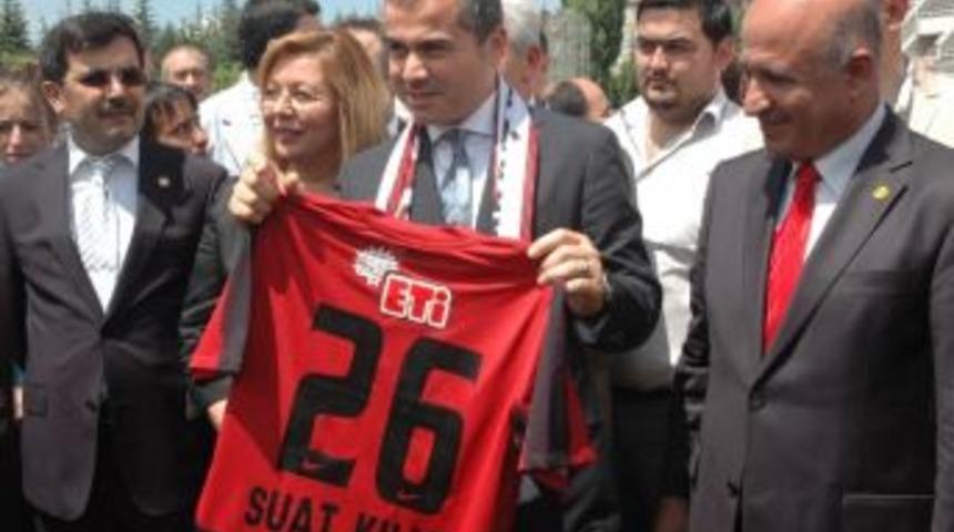 Kılı&ccedil; Objektife Bakıp Kravatını D&uuml;zeltti