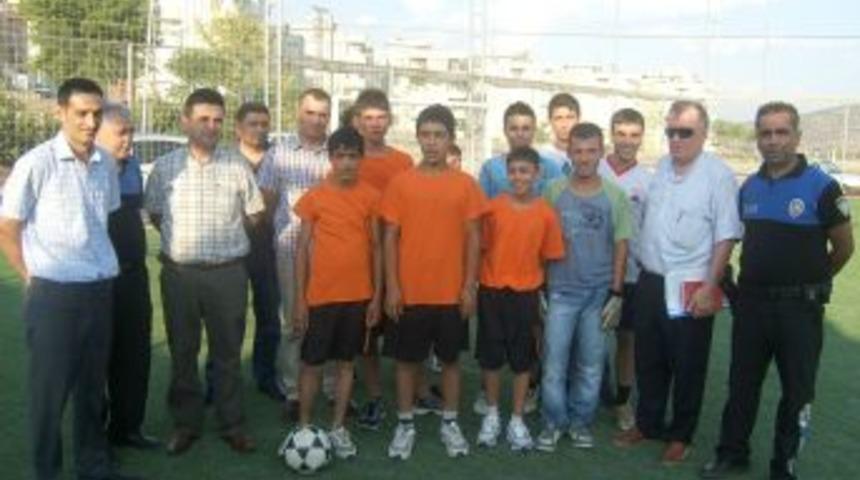 Polis, Kozanlı &Ccedil;ocuklar I&ccedil;in Futbol Turnuvası D&uuml;zenledi