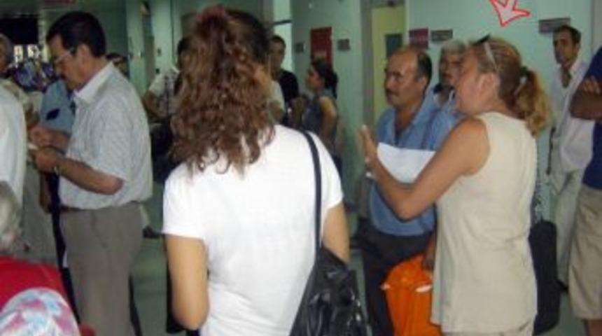Yaşlılara &Ouml;ncelik Verilmesine Kızan Kadın Hastaneyi Bir Birine Kattı