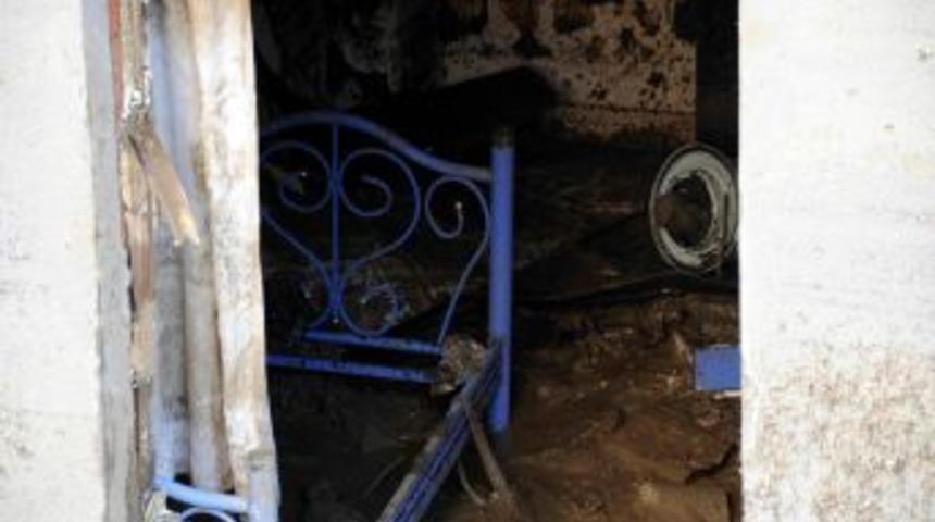 Baba Ve Iki Oğlunun Cesetlerinin &Ccedil;ıktığı Evdeki Eşyalar G&ouml;renleri Duygulandırdı