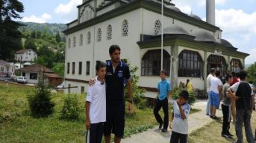 Fenerbah&ccedil;eli Futbolcular Cuma Namazında