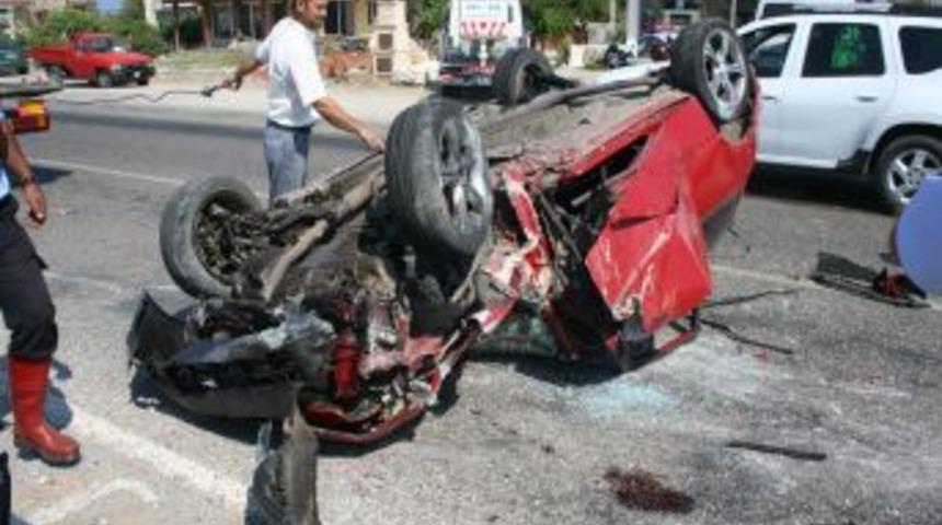 Yayaya &Ccedil;arpmamak I&ccedil;in Direğe &Ccedil;arptı: 2 Yaralı