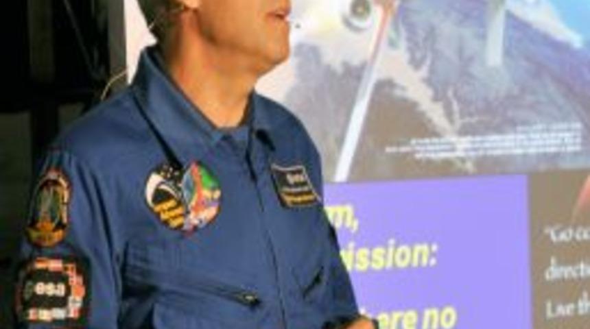 Astronot Clervoy: D&uuml;nya Narin Ve Hassas Bir Uzay Gemisidir